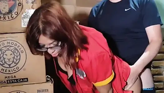 Mein chef bittet mich, seinen schwanz im keller zu lutschen