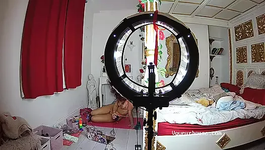 Lantaland - cewek hot menggoda toket di webcam