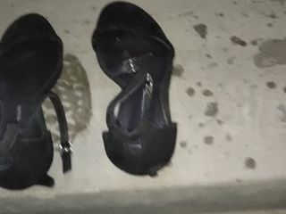 Gioca con i sandali con il cinturino sul pavimento dell&#39;appartamento