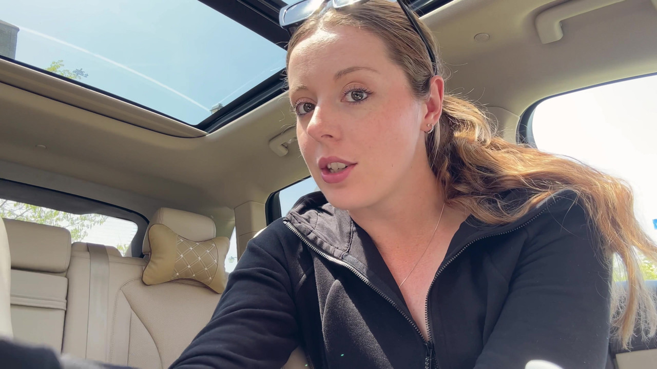 愛車の後部座席でピンクのディルドでオナニー