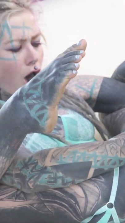 Detrás de escena con chica flaca muy tatuada Anuskatzz | Clip 2