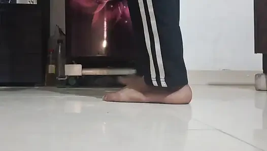 Ek gay ladka jo ek band kamre mai apni Bahan ki red bra pahan kar apne chest ko debatable hai or apni gand mai Belan dalta hai