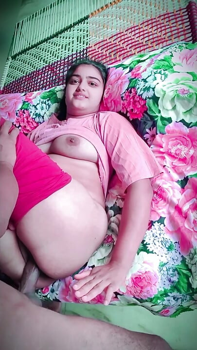 Desi dorpsmeisje neukt haar strakke poesje, eerste keer eigengemaakte xxx video