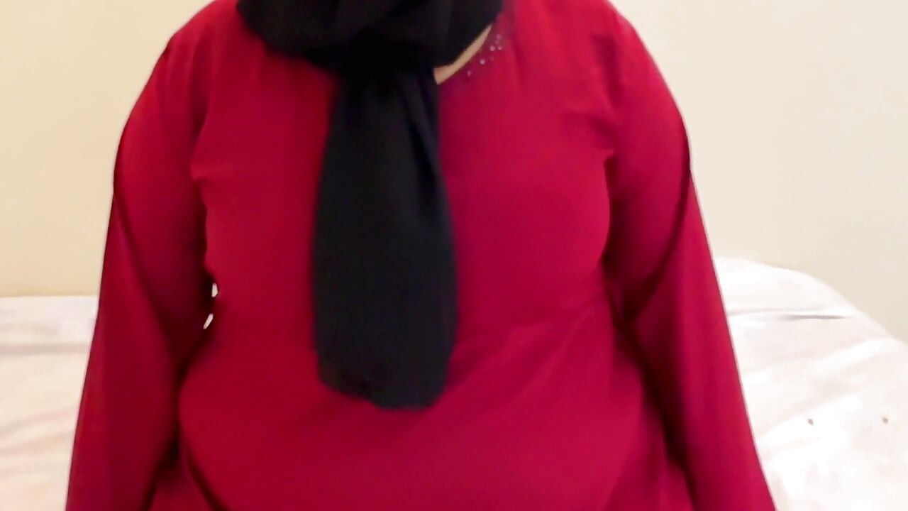 Futând o soacră musulmană dolofană care poartă un Burqa roșu și hijab (partea 2)