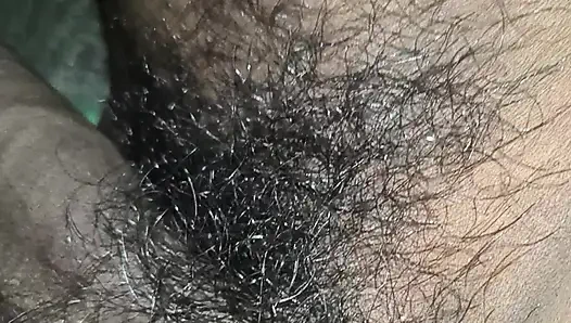 Memasukkan tanah hitam ke dalam memeknya yang sempit