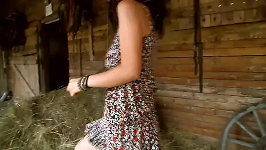 Büyük memeli esmer tatlı amına sağlam sert bir yarak alıyor