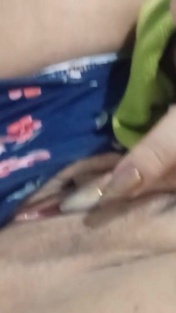 Mamma calda tocca e lecca le sue grandi tette e mette le sue dita giocose nella sua figa pelosa | Clip 1