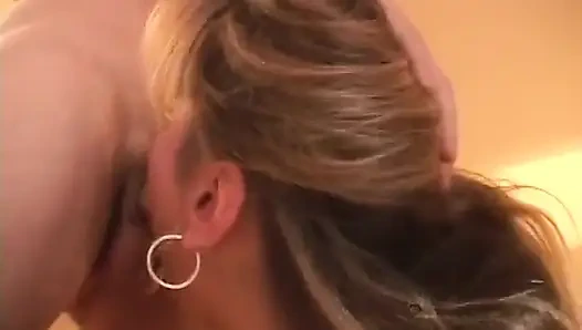 Pelacur kulit putih dewasa yang kegemukan disodok oleh tusukan yang lebih muda di tempat tidurnya