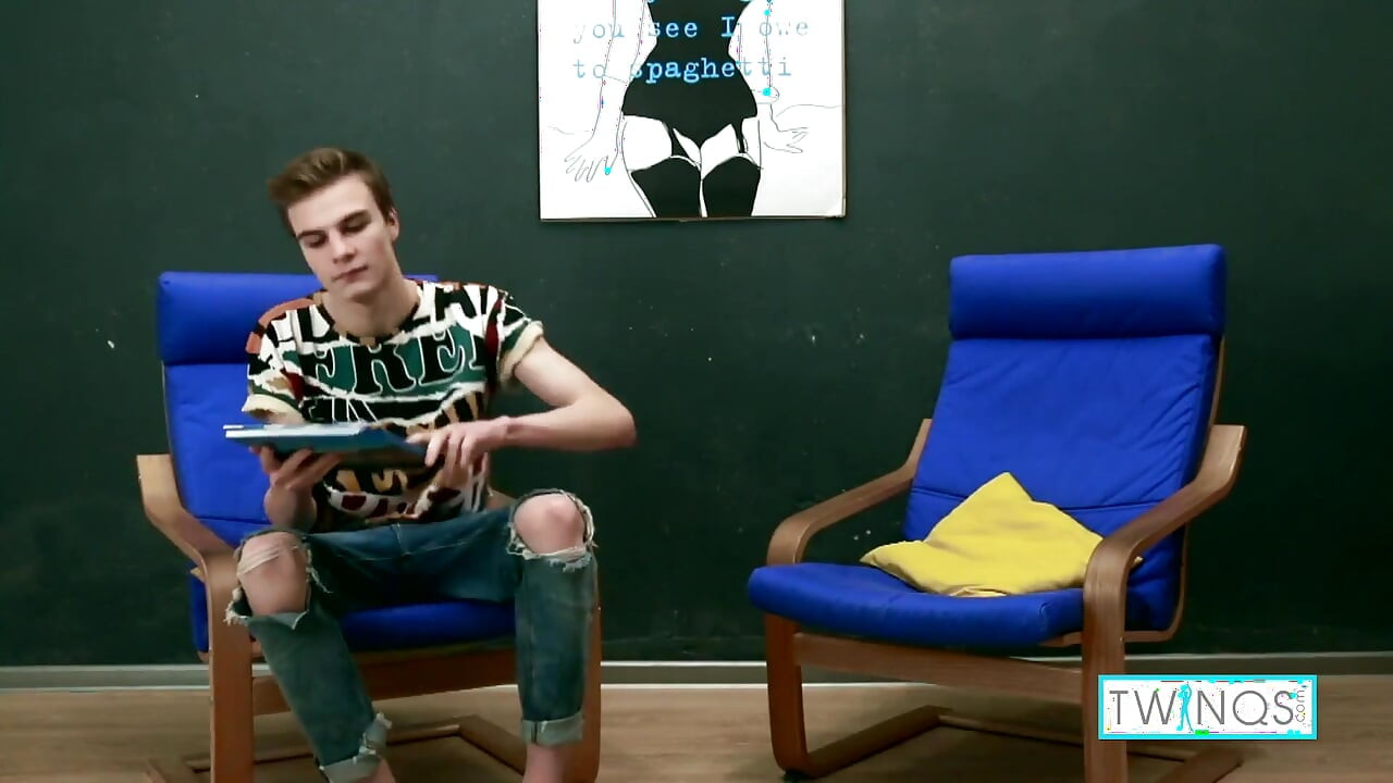 Lnpat tvink lukas apni gand ko lal dildo aur lnd se bhar deti hai!