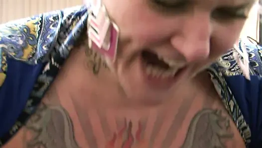 Ateşli dövmeli büyük götlü piliç yerde büyük zenci yarağı tarafından sikiliyor