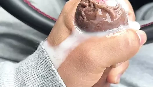 Azgın araba sürerken arabada mastürbasyon yapıyor