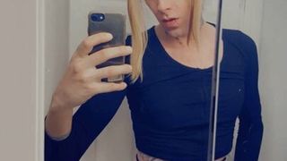 Transsexuală sexy face o tachinare cu striptease
