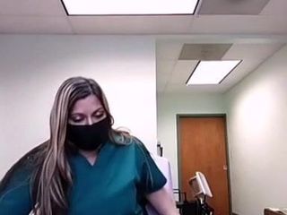 Une infirmière pulpeuse essaye de s'exhiber