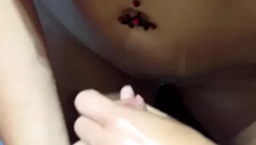 Güzel çıplak orta yaşlı seksi kadın vantuz dildoyla oynuyor ve duşta kocasının spermiyle eğleniyor.