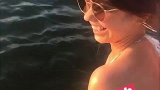 Sarah Hyland (igvideo) im Bikinioberteil