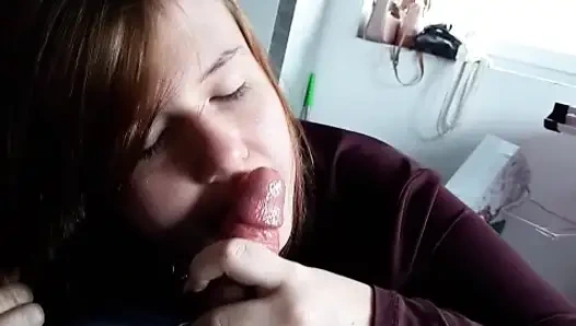 Kız arkadaşı kafa veriyor