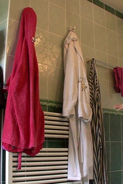 Guyev očuh se pretvara da odlazi i skriva se u kupaonici