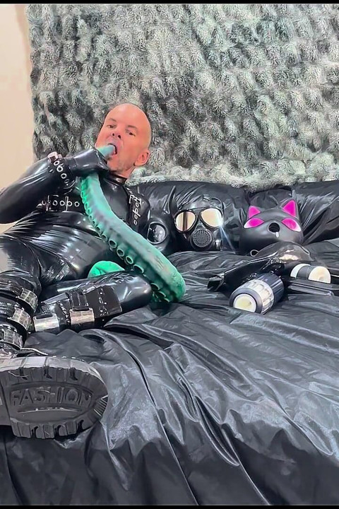Full Black Rubber Vibes