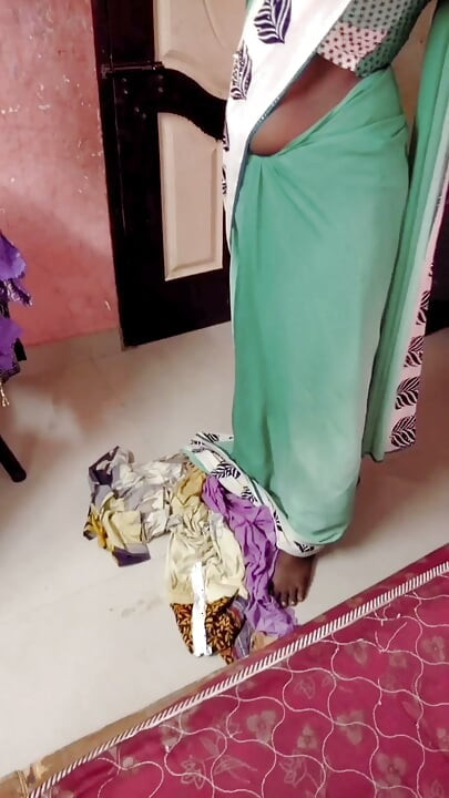 Istri tamil india renu lagi asik muasin memeknya pakai handuk sambil bugil sambil pakai kain sperma hangat! Indianhotwifex