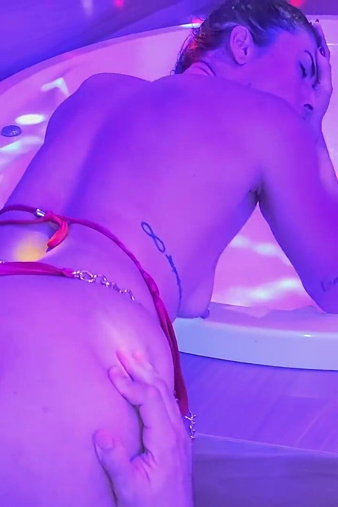 การยั่วยวนสีแดงที่ใช้เวลาทั้งคืน