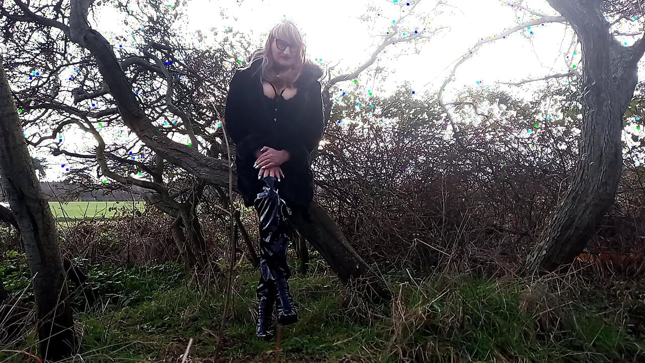 Crossdressed and Wanking Outdoors