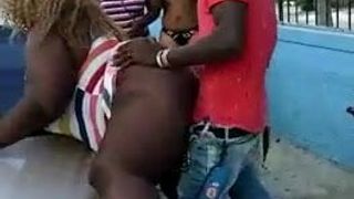 饥渴的牙买加人在公共场合做爱