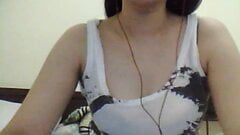 Une jolie MILF philippine montre ses seins à Skype BF-P1