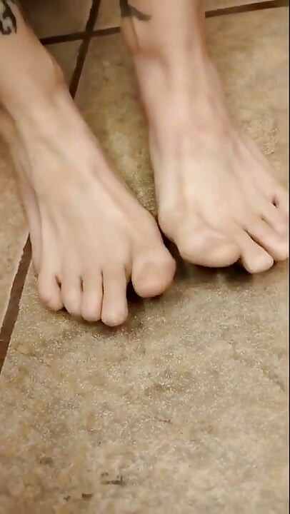 위의 큰 발 긴 발