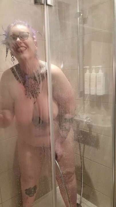 Alto bbw MILF corre en ducha usando ducha