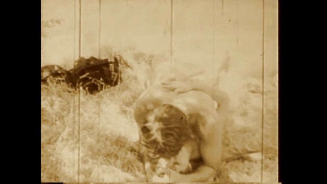 燃える草の葉の上で