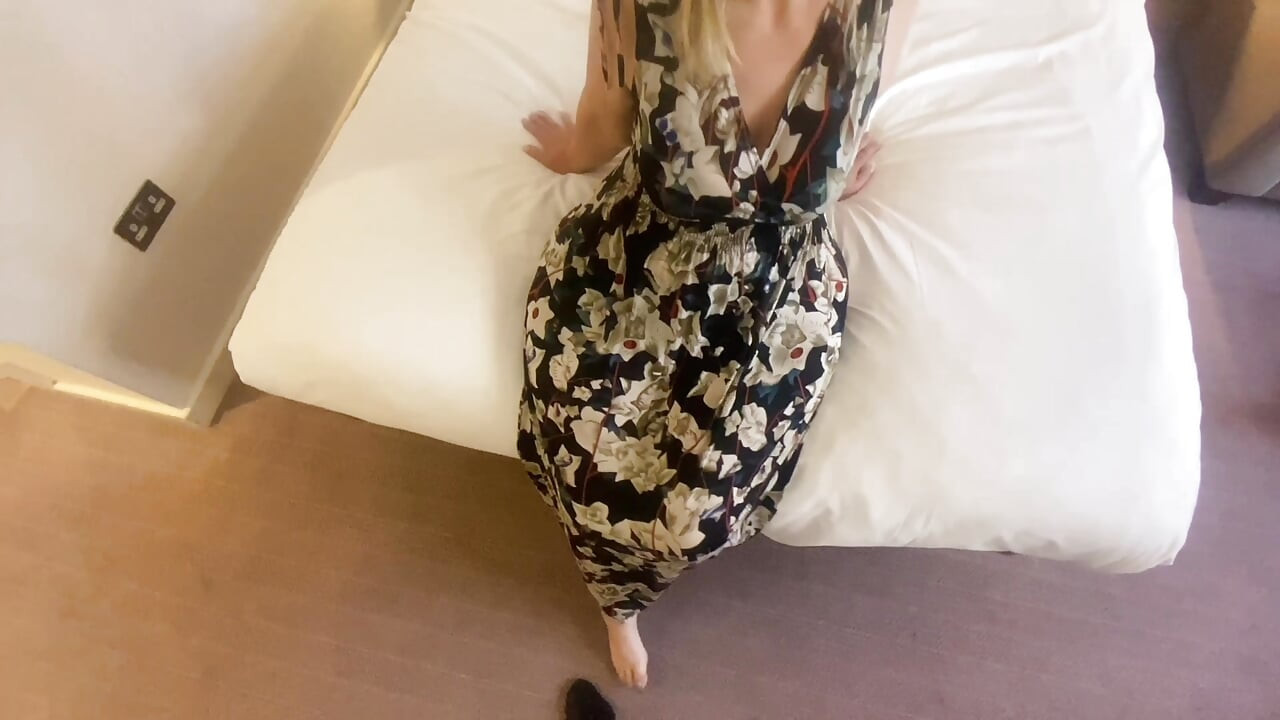 Britse weelderige milf Anne Marie vrouw ontmoet hete grote zwarte lul voor oliemassage in privékamer in de ochtend