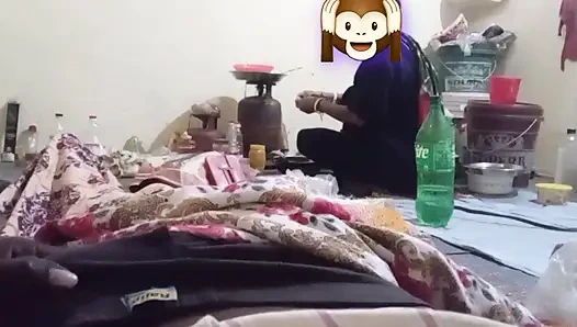 Ich kochte und der typ masturbierte hinter meinem rücken. Indischer desi-junge und mama