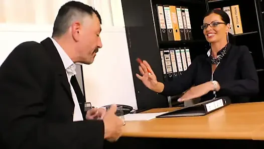 Büyük memeli dövmeli memeler ofiste sikişiyor... ağzına boşalma