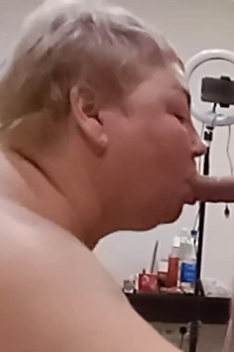 Si jalang hilang pada kad dan memberikan saya blowjob