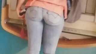 Cumtribute auf sexy rundem Arsch in Jeans
