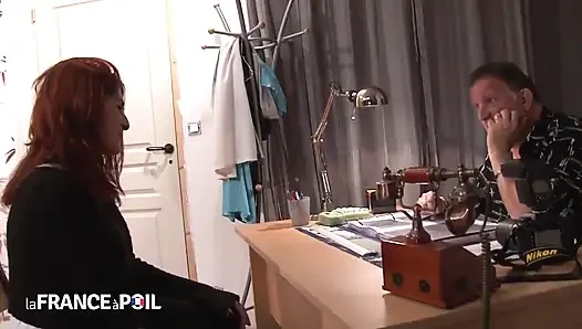 Casting si pelacur semok rambut merah di-anal dan di-fisting habis-habisan