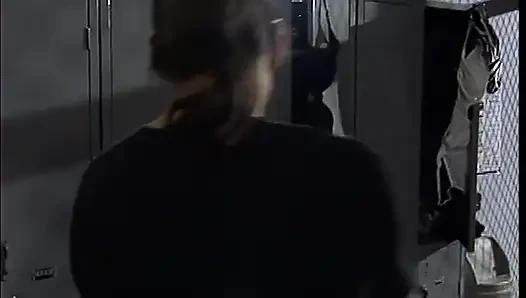 2 cewek imut rambut cokelat yang lagi sange berat, cewek penggoda ini ngebukain pelatihnya nonton aksi lesbian mereka di ruang ganti
