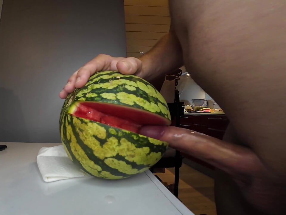 Futând un pepene verde virgin