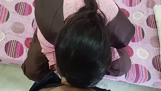 Hintli üniversite öğrencisi üniversite üniforması içinde öğretmenle sikişiyor