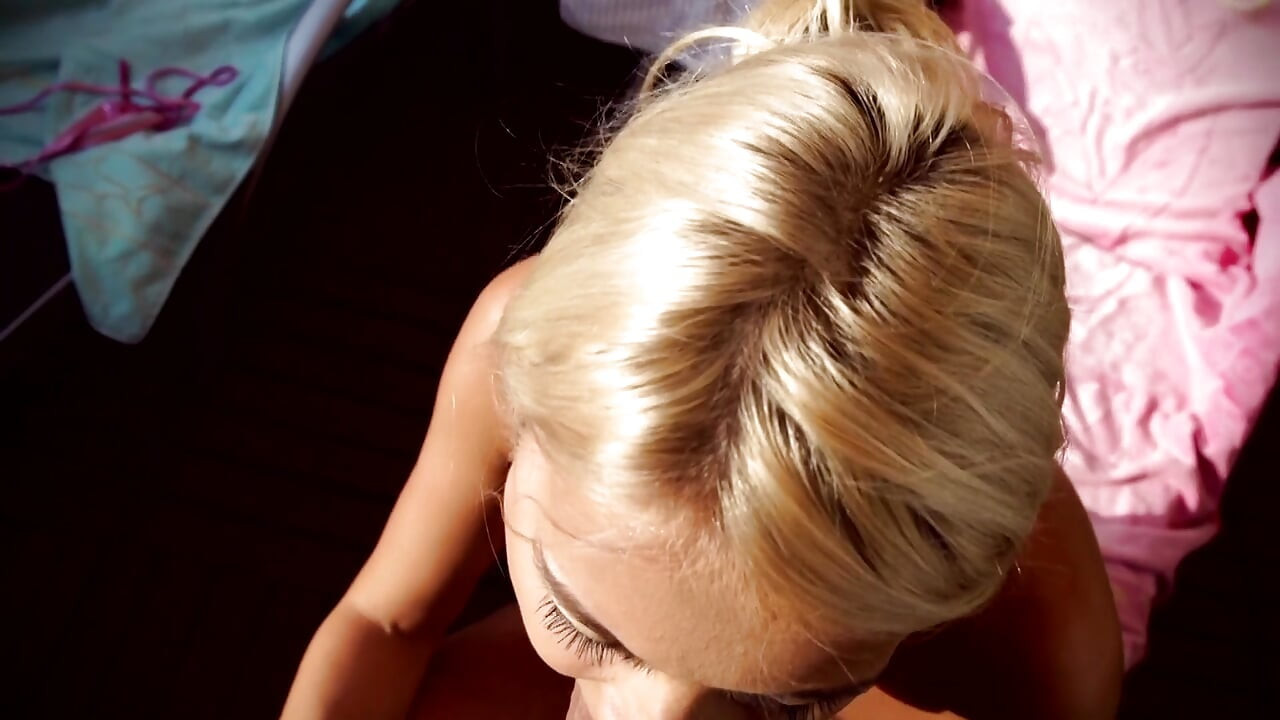 金发宝贝的第一人称视角, 同时勾引她的老公的私人视频 1 中的 2 个场景