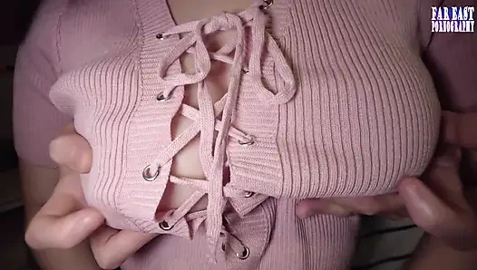 Utangaç j fincanı ile gizli sıkma mutluluk sinsi bir bitiş aşaması için büyük kıvrımlarını gizliyor.3