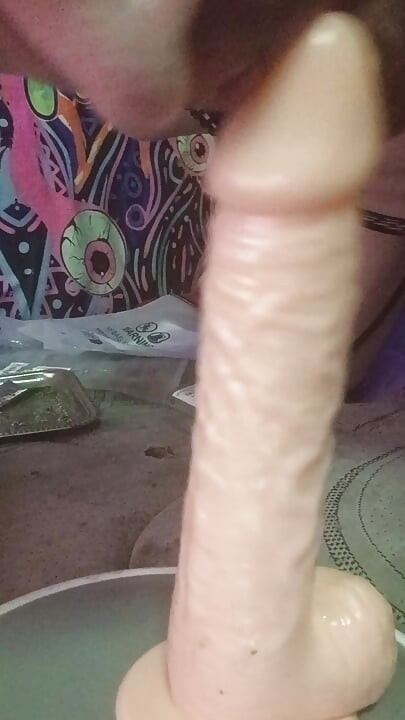 Zabawa z moim wibrującym wtyczką i pierścieniem kutasa podczas głębokiego gardła mojego dużego dildo