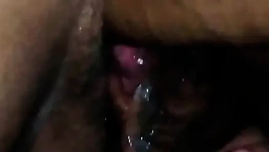 En lezzetli şey, yoğun bir şekilde sikişen ve ateşli süt alana kadar deli gibi binen evli bir kadındır.