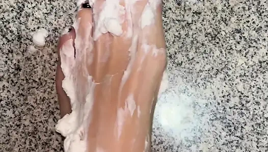 Pejuh kocok di kaki telanjangku