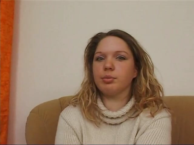 Une amatrice blonde se masturbe lors de son premier casting