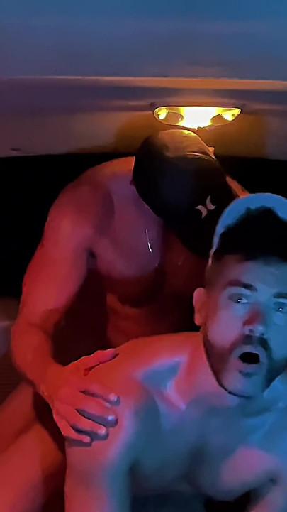 继兄在父母家的车里操我 | 短片 1