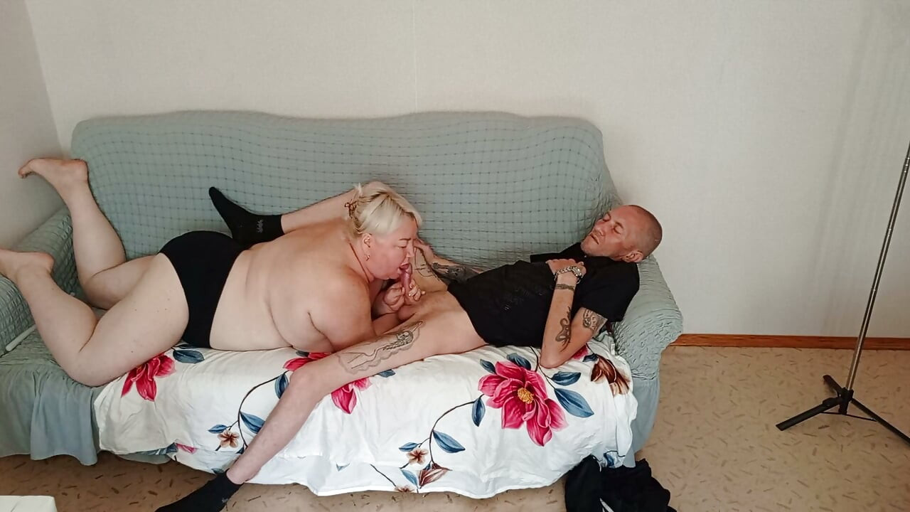 Stepmom ger en djup och högkvalitativ avsugning innan min spermasprut