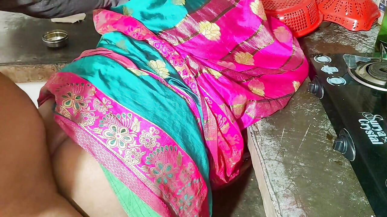 Деси-индийская мачеха сосёт повар