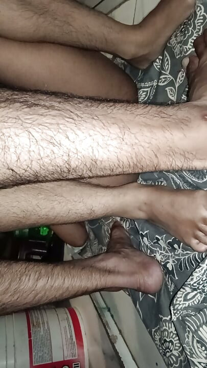 Badi bahen ko choda condom se