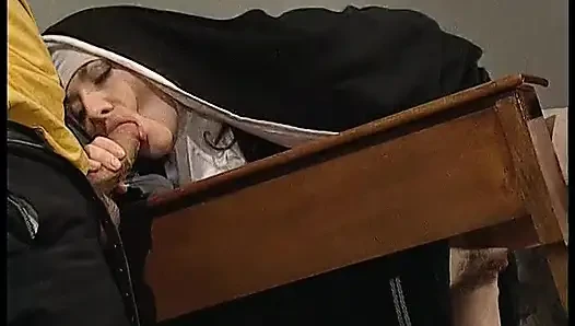 Schamlose nonne anal in ihrer abtei gefickt